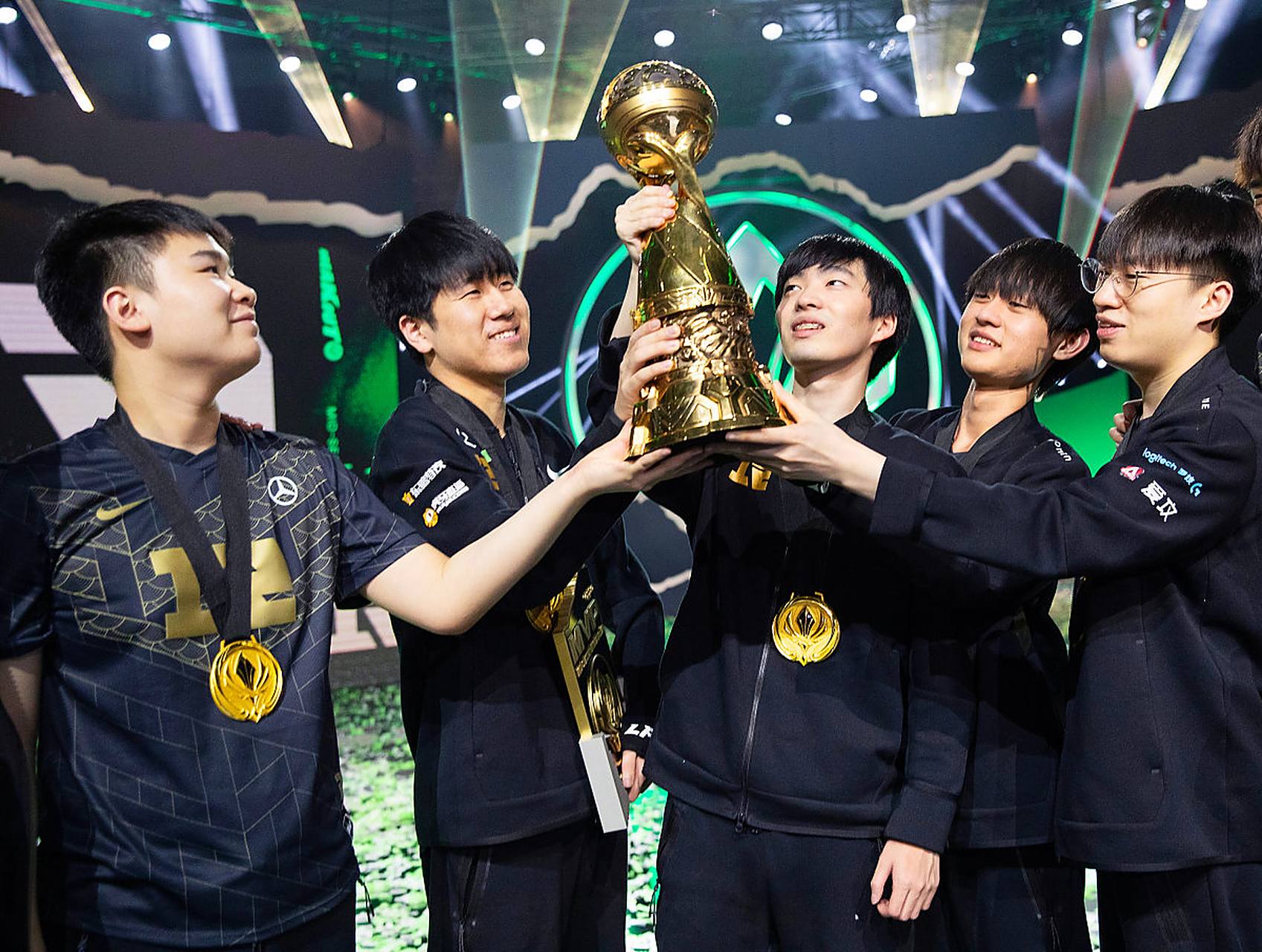 开云体育app-RNG绝杀IG，Perkz单局斩获MVP峡谷大战全球总决赛，强势挺进下一轮