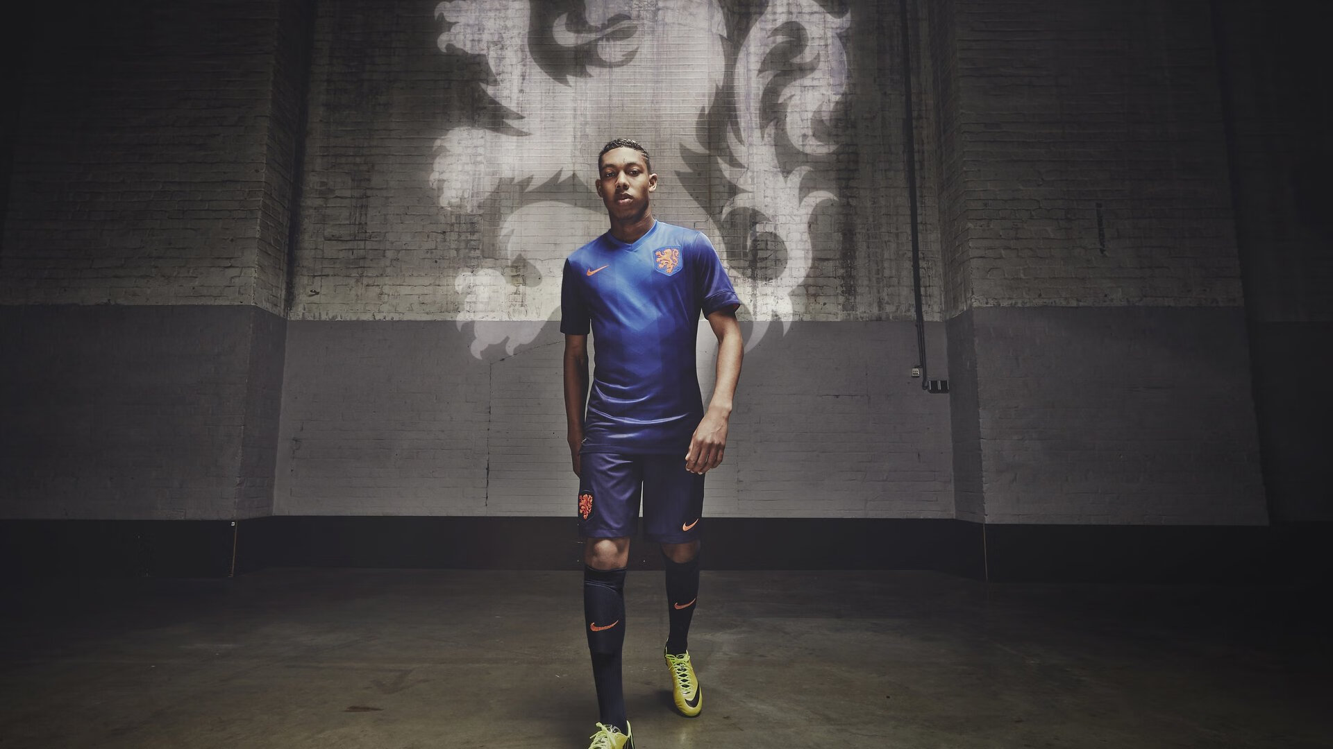 富安健洋,一道跨越大陆的钢铁长城,在美国与威尔士的夹击中诠释现代边卫的终极形态