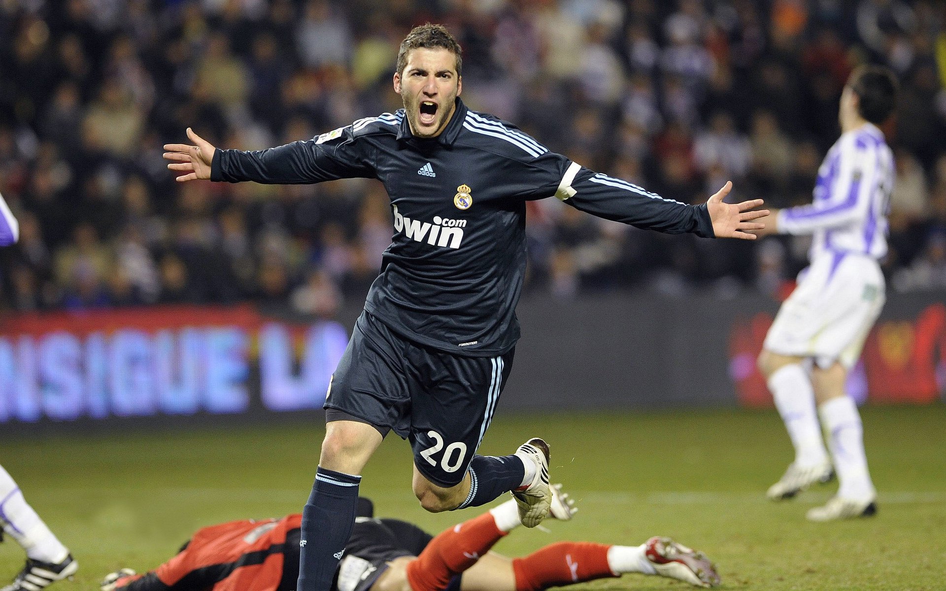 开云体育在线-硬仗之王！阿劳霍如何在对阵国际米兰与尼斯的恶战中证明顶级后卫价值